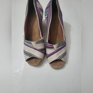 Toms shoes size W8, preowned and in good condition.